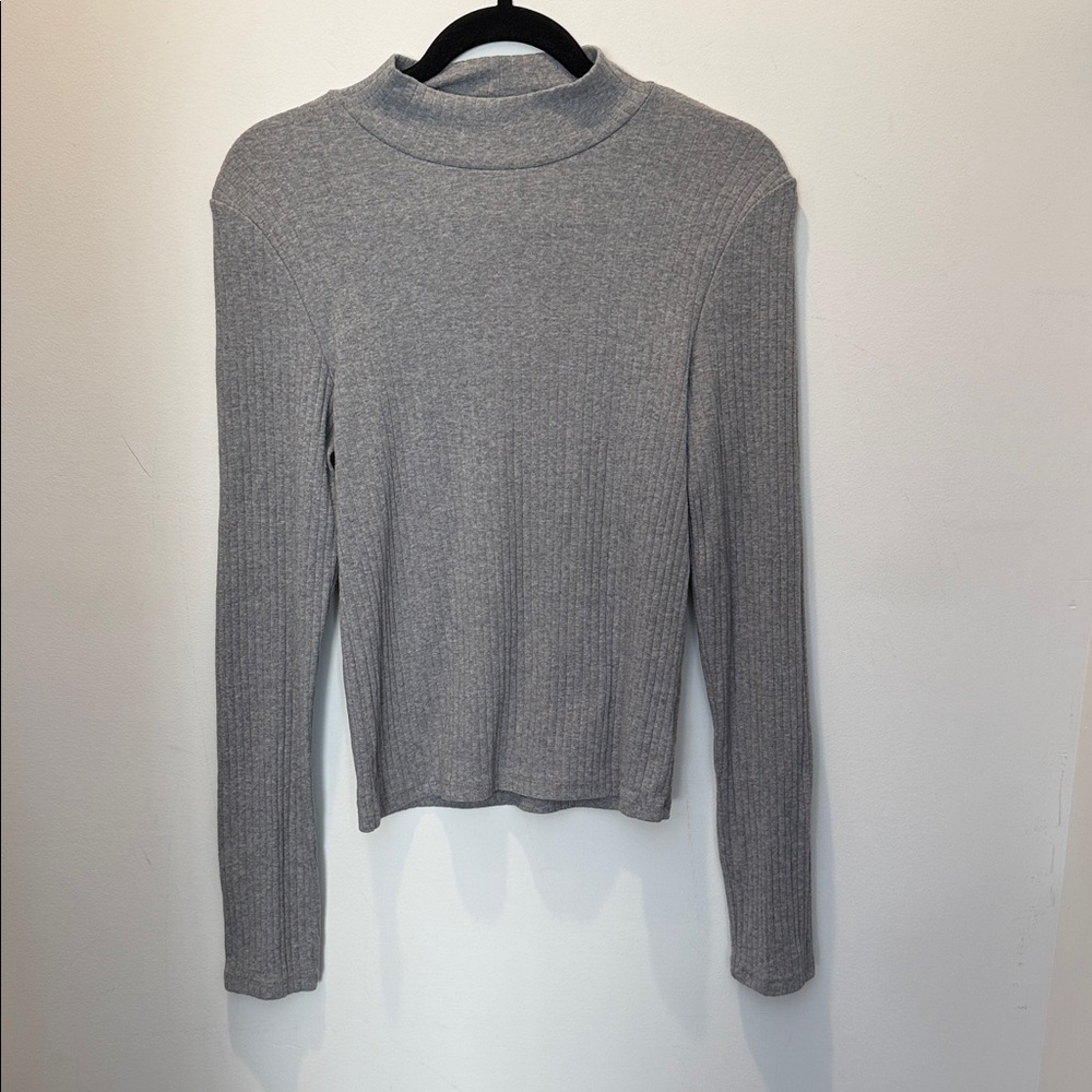GAP Gray ribbed Long Sleeve Top in medium